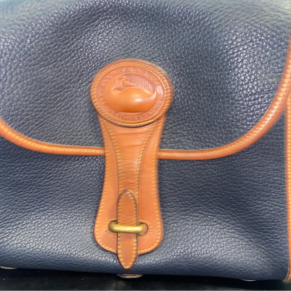 “Essex” Dooney and Bourke vintage black and Tan Leather Crossbody Bag - Picture 2 of 14